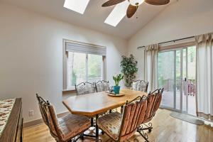 uma sala de jantar com uma mesa de madeira e cadeiras em Cozy Union Pier House with Hot Tub, Deck and Backyard! em Union Pier