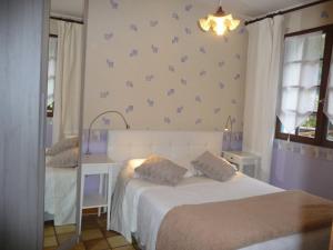 Plougastel-Daoulasにあるla hulotteのベッドルーム1室(ベッド2台、テーブル、窓付)