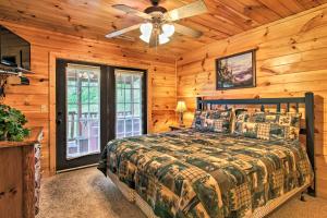 Postel nebo postele na pokoji v ubytování Expansive Gatlinburg Cabin Hot Tub, Deck and Grill!