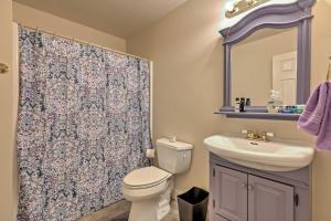 une salle de bain avec toilettes, lavabo et rideau de douche dans l'établissement JuJus Place Warsaw House with Deck and Tree Swings!, à Warsaw 25 autres photos