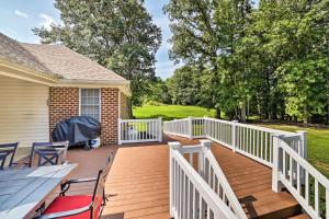 une terrasse avec des chaises et une table sur une maison dans l'établissement JuJus Place Warsaw House with Deck and Tree Swings!, à Warsaw
