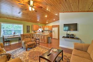 Seating area sa Crystal River Cottage on 1 Acre with Deck and Porch!