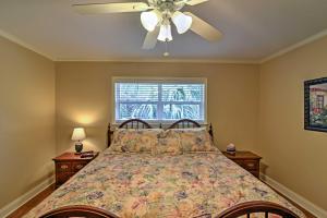 Posteľ alebo postele v izbe v ubytovaní Crystal River Cottage on 1 Acre with Deck and Porch!