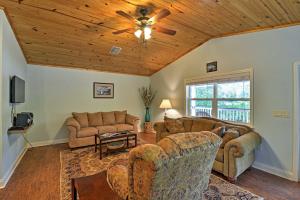 Seating area sa Crystal River Cottage on 1 Acre with Deck and Porch!