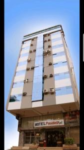 un edificio de hotel con muchas ventanas. en Hotel Presidente Internacional en Guayaquil