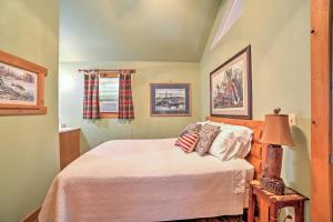 Postelja oz. postelje v sobi nastanitve Cozy Branson Cabin Near Table Rock Lake!