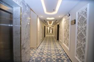 um corredor com um corredor e um corredor em Rayat Alshalal Hotel 2 em Hafr Al-Batin