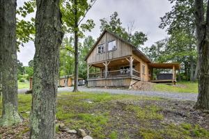 Imagen de la galería de Lovely Ulster Cabin with Hot Tub, Fire Pit and 3 Ponds, en Ulster