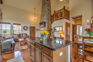 グランビーにあるUpdated Granby House with Loft, Pool Access and More!のリビングルーム(大きな島のあるキッチン付)