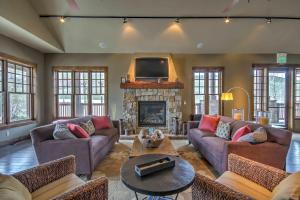 グランビーにあるUpdated Granby House with Loft, Pool Access and More!のソファと暖炉のあるリビングルーム