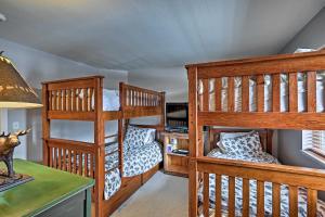 Ένα ή περισσότερα κρεβάτια σε δωμάτιο στο Steamboat Springs Condo with Hot Tub and Ski Bus!