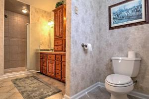 Ένα μπάνιο στο Cozy Dale Hollow Lake Cabin with Deck and Creek Views! +16 φωτογραφίες