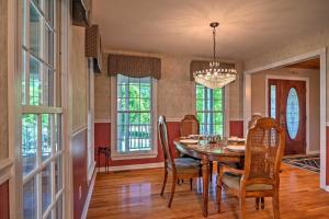 Gambar di galeri bagi Cozy Dale Hollow Lake Cabin with Deck and Creek Views! di Eastport