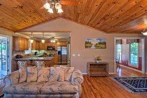 Η κουζίνα ή μικρή κουζίνα στο Cozy Dale Hollow Lake Cabin with Deck and Creek Views!