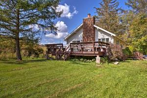Zahrada ubytování Hunter Hideaway with Yard and Deck 3 Mi to Ski Slopes