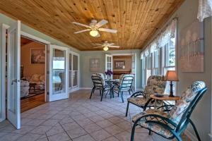 Gambar di galeri bagi Cozy Dale Hollow Lake Cabin with Deck and Creek Views! di Eastport +16 gambar