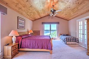 Ένα ή περισσότερα κρεβάτια σε δωμάτιο στο Cozy Dale Hollow Lake Cabin with Deck and Creek Views!