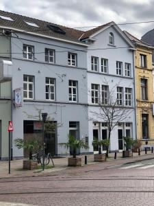 een wit gebouw aan de straatkant bij Elma’s Place in Gent