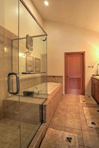 Ένα μπάνιο στο Updated Spacious Truckee Home Hot Tub and BBQ Patio