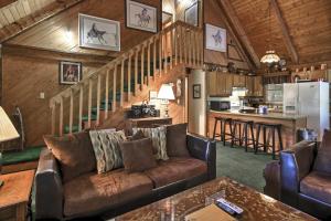 sala de estar con sofá y escalera en Gatlinburg Smoky Mountain Cabin about 1 Mi to Park!, en Gatlinburg