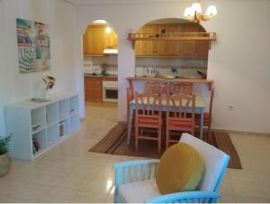 - une cuisine avec une table et des chaises dans la chambre dans l'établissement Villa Teresitas, Casa Grande en Gran Alacant, à Gran Alacant