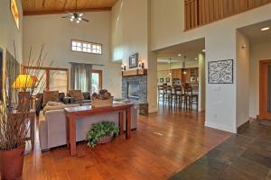 Foto dalla galleria di Updated Spacious Truckee Home Hot Tub and BBQ Patio a Truckee
