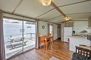 Cozy Lakefront Home in Ocala with Deck, Grill and A and C!