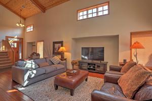 Foto dalla galleria di Updated Spacious Truckee Home Hot Tub and BBQ Patio a Truckee