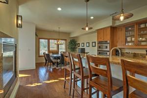 Foto dalla galleria di Updated Spacious Truckee Home Hot Tub and BBQ Patio a Truckee Altre 16 foto
