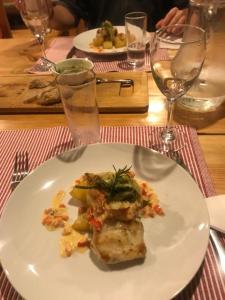 um prato branco com um pedaço de comida numa mesa em Hamilton's Place Bed and Breakfast em La Ensenada