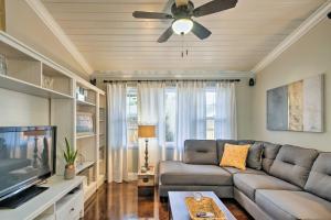 ein Wohnzimmer mit einem Sofa und einem Deckenventilator in der Unterkunft Chic Sarasota Cottage Near Beaches and Downtown! in Sarasota