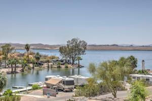 Photo de la galerie de l'établissement Lake Havasu Cabin with Lake and Mtn Views, Boat Launch, à Lake Havasu City