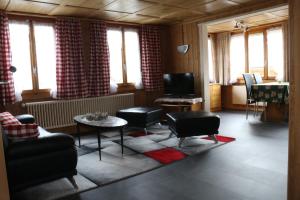 sala de estar con sofá y mesa en Bühlerhof, en Lenk