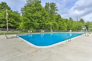 Piscina de la sau aproape de Pocono Lake House Near Skiing and Kalahari Resort!