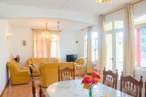 TV a/nebo společenská místnost v ubytování La Caverna House
