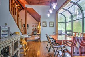 - une salle à manger et un salon avec une table et des chaises dans l'établissement Rustic Intervale Hideaway with Deck and Wooded Views!, à Intervale