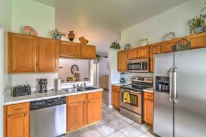 A cozinha ou kitchenette de Sunny Kissimmee Retreat with Pool, Near Disney!