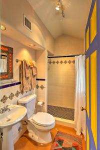 ein Badezimmer mit Toilette, Waschbecken und Dusche in der Unterkunft Esperanza Quaint Tucson Home with Hot Tub and Patio in Tucson