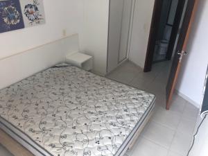 ein kleines Schlafzimmer mit einem Bett in einem Zimmer in der Unterkunft Enseada Nautico Residence in Caldas Novas