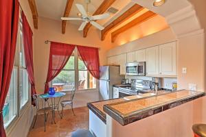 eine Küche mit einem Deckenventilator und einer Arbeitsplatte in der Unterkunft La Roca - Tucson Casita with Mtn View on 10 Acres! in Tucson