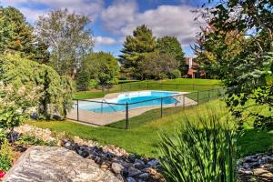 una valla alrededor de una piscina en un patio en Stowe Vacation Rental with Deck and Mountain Views!, en Stowe