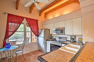eine Küche mit Tisch und Arbeitsplatte in der Unterkunft La Roca - Tucson Casita with Mtn View on 10 Acres! in Tucson