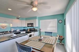 พื้นที่นั่งเล่นของ Beachfront Cedar Key Condo with Pool, Spa and Views!