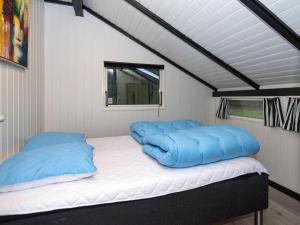 een kamer met twee blauwe kussens op een bed bij Vibrant Holiday Home in Syddanmark with Barbecue in Toftlund