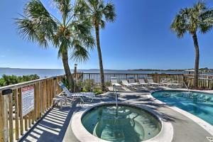 Foto dalla galleria di Beachfront Cedar Key Condo with Pool, Spa and Views! a Cedar Key