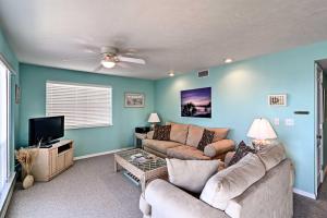 โทรทัศน์และ/หรือระบบความบันเทิงของ Beachfront Cedar Key Condo with Pool, Spa and Views!