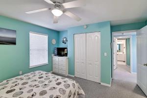เตียงในห้องที่ Beachfront Cedar Key Condo with Pool, Spa and Views!