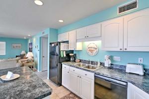 ครัวหรือมุมครัวของ Beachfront Cedar Key Condo with Pool, Spa and Views!