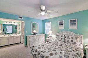 เตียงในห้องที่ Beachfront Cedar Key Condo with Pool, Spa and Views!