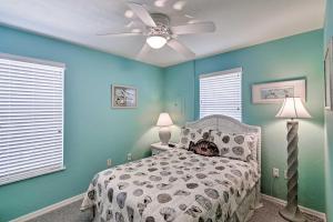 เตียงในห้องที่ Beachfront Cedar Key Condo with Pool, Spa and Views!